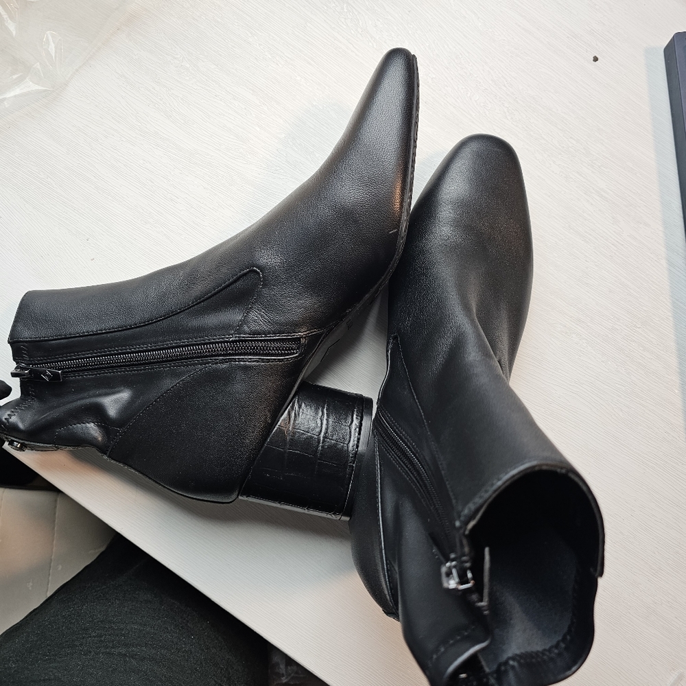Donald J. Pliner Gaige Bootie - Leather = Size 9.5